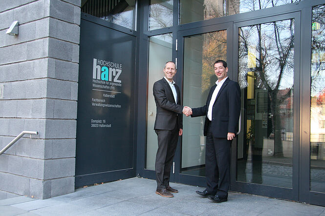 Prof. Dr. Jens Weiß, Fachbereich Verwaltungswissenschaften Hochschule Harz, und Steffen Schanz, Prokurist INFOMA®, freuen sich über die Vertiefung der Zusammenarbeit.