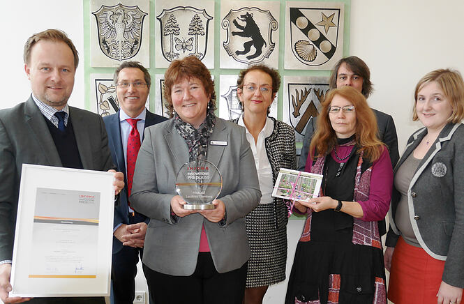 Persönliche Übergabe des INFOMA Innovationspreises 2014 beim Finalisten Landkreis Ebersberg
v.l.n.r.: Landrat Robert Niedergesäß (Landkreis Ebersberg), Jugendamtsleiter Christian Salberg (Landkreis Ebersberg), Finanzmanagerin Brigitte Keller (Landkreis Ebersberg), Carola Schreiner und Susanne Müller-Hertling vom Pflegekinderdienst, Oliver Couvigny (INFOMA), Stefanie Geisler, Abteilungsleiterin Soziales und Bildung (Landkreis Ebersberg)