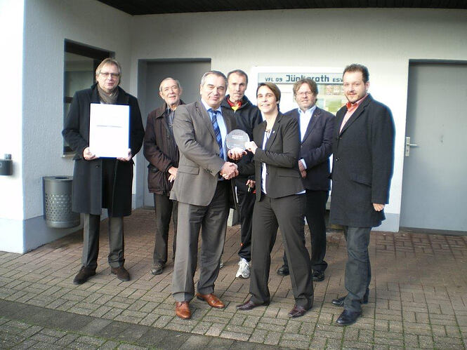 Persönliche Übergabe des INFOMA Innovationspreises 2014 beim Finalisten Verbandsgemeinde Obere Kyll
v.l.n.r.: Stefan Keltsch (INFOMA), Heinz Reifferscheid (Vorsitzender des VfL 09 Jünkerath), Holger Schmelzeisen (INFOMA), Herbert Ehlen (VfL 09 Jünkerath), Bürgermeisterin Diane Schmitz (Verbandsgemeinde Obere Kyll), Ortsbürgermeister Walter Schmidt (Ortsgemeinde Gönnersdorf), Christian Diederichs (Verbandsgemeinde Obere Kyll)