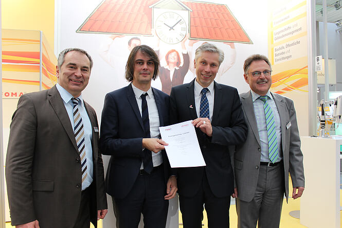 Von links: Holger Schmelzeisen (Vertriebsleiter INFOMA), Oliver Couvigny (Geschäftsführer INFOMA), Bernd Landgraf (ITEBO-Geschäftsführer), Edwin Illing (Vertriebsbeauftragter Nord INFOMA) nach der Vertragsunterzeichnung auf der diesjährigen CeBIT.