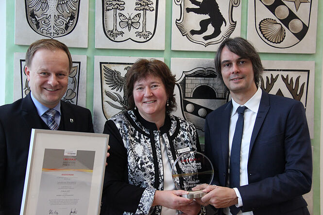 Persönliche Übergabe des INFOMA Innovationspreises 2015 beim Finalisten Landkreis Ebersberg
v.l.n.r.: Landrat Robert Niedergesäß (Landkreis Ebersberg), Finanzmanagerin Brigitte Keller (Landkreis Ebersberg), Oliver Couvigny (INFOMA)