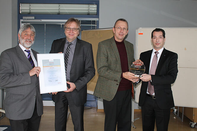 Persönliche Übergabe des INFOMA Innovationspreises 2015 beim Gewinner Kreisverwaltung Wetteraukreis mit IT-Eigenbetrieb WEBIT
v.l.n.r.: Wolfgang Patzak (WEBIT), Stafan Keltsch (INFOMA), Landrat Joachim Arnold (Wetteraukreis), Steffen Schanz (INFOMA)