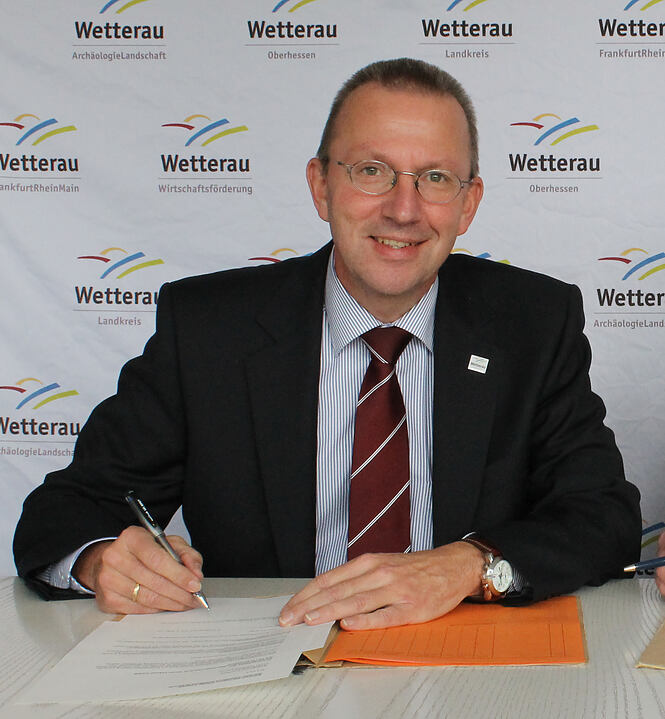 Landrat Joachim Arnold gibt den INFOMA Rechnungsworkflow im Wetteraukreis frei.