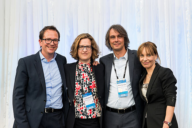 Eva Wagenpfeil und Oliver Couvigny bei der Preisverleihung des Microsoft Dynamics ISV Partner of the Year Awards für Deutschland zusammen mit Steffen Weh (Direktor Partnervertrieb und Strategie Microsoft Business Solutions, Microsoft EMEA) und Maria Garaña Corces (Vicepresident EMEA, Microsoft Business Solutions)