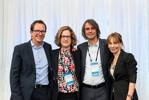 Eva Wagenpfeil und Oliver Couvigny bei der Preisverleihung des Microsoft Dynamics ISV Partner of the Year Awards für Deutschland zusammen mit Steffen Weh (Direktor Partnervertrieb und Strategie Microsoft Business Solutions, Microsoft EMEA) und Maria Garaña Corces (Vicepresident EMEA, Microsoft Business Solutions).
