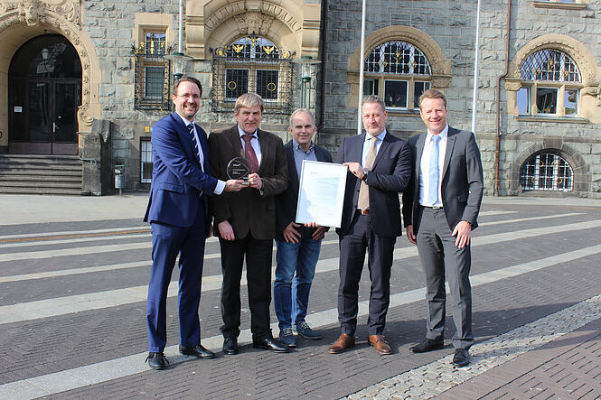 Bildunterschrift: Persönliche Übergabe des Infoma Innovationspreises 2016 beim Gewinner Stadt Remscheid v.l.n.r.: Daniel Riss (Axians Infoma), Wolfgang Künz und Reinhard Köhler (Stadt Remscheid), Kai Eickmeier und Stefan Beering (Axians Infoma)