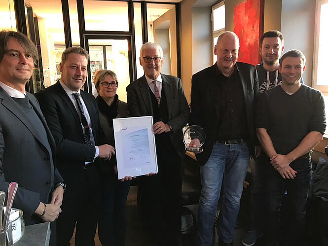 Bildunterschrift: Persönliche Übergabe des Infoma Innovationspreises 2016 beim Finalist Stadt Siegburg v.l.n.r.: Oliver Couvigny und Kai Eickmeier (Axians Infoma), Nicole Schröder, Franz Huhn, Bernd Lehmann, Christian Brauweiler und Carsten Glathe (Stadt Siegburg)