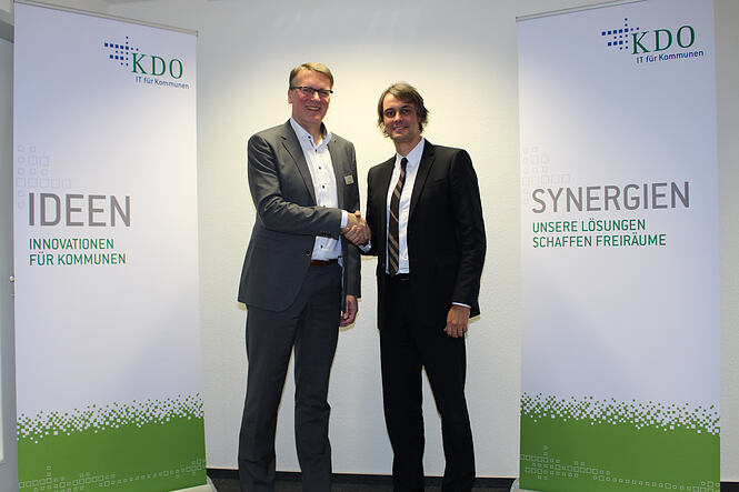 Contract signing (from left to right): Dr. Rolf Beyer (KDO Association Director), Oliver Couvigny (Axians Infoma Managing Director)