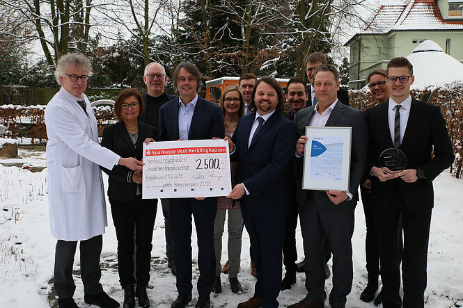 Bildunterschrift: Persönliche Übergabe des Axians Infoma Innovationspreises 2018 beim Finalist Kreis Recklinghausen v.l.n.r.: Prof. Boris Zernikow (Kinderpalliativzentrum Vestische Kinder- und Jugendklinik Datteln), Barbara Gertz (Freundeskreis Kinderpalliativzentrum Datteln), Landrat Cay Süberkrüb (Kreis Recklinghausen), Oliver Couvigny (Axians Infoma), Katharina Maaßen (Kinderpalliativzentrum Vestische Kinder- und Jugendklinik Datteln), Karl Chat (GKD Recklinghausen), Jens Fekonja (Kreis Recklinghausen), Dr. André Jethon (Kreis Recklinghausen), Sören Kuhn (GKD Recklinghausen), Kai Eickmeier (Axians Infoma), Nicole Sasse (Freundeskreis Kinderpalliativzentrum Datteln), Kevin van Holt (Kreis Recklinghausen).