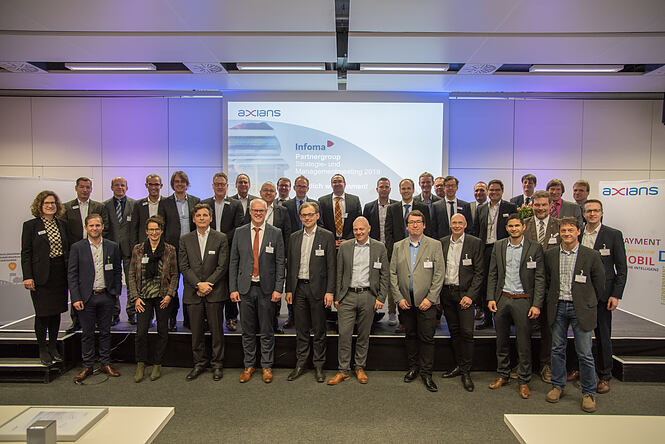Alle Teilnehmer des Axians Infoma Partnergroup Strategie- und Managementmeetings