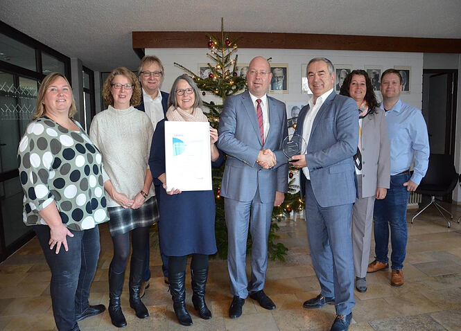 Foto 2: Persönliche Übergabe des Axians Infoma Innovationspreises 2019 beim Finalisten Gemeinde Bobenheim-Roxheim. Quelle: Bobenheim-Roxheim