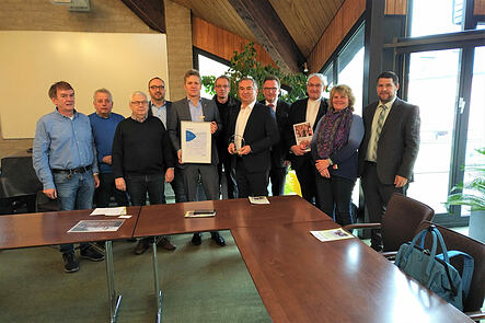 Foto 1: Persönliche Übergabe des Axians Infoma Innovationspreises 2019 beim Gewinner Verbandsgemeinde Gerolstein.