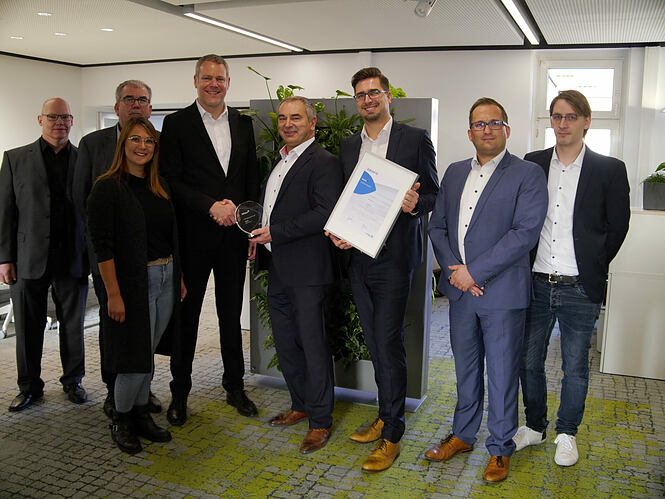 Foto 3: Persönliche Übergabe des Axians Infoma Innovationspreises 2019 beim Finalisten Kreis Viersen