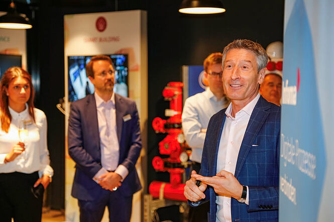 Dr. Reinhard Schlemmer hält die Begrüßungsrede in der Digital Schmiede