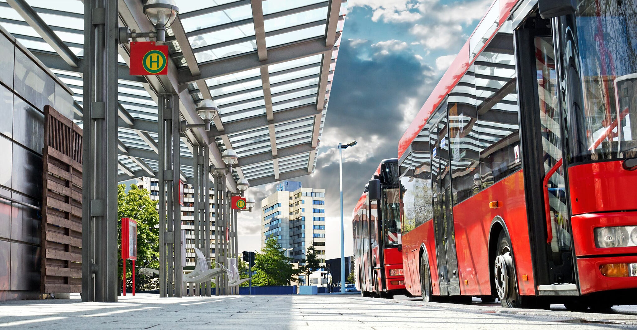 Moderne Bushaltestelle mit Stadtbus - Urban Bus Station