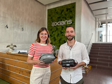 Freude über nachhaltige Zusammenarbeit: Vivien Vogt (Axians Infoma) & Johannes Zloch (upcycle bags)