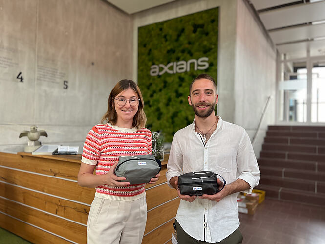 Freude über nachhaltige Zusammenarbeit: Vivien Vogt (Axians Infoma) & Johannes Zloch (upcycle bags)