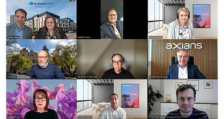 Die Gewinner, die Kreisbaugruppe Rems-Murr-Kreis-Immobilien-Management GmbH, die beiden Finalisten, Stadtgemeinde Friesach und GfA Lüneburg, Juror Professor Dr. Jens Weiß und Vertreter von Axians Infoma im Gespräch mit Kommune21