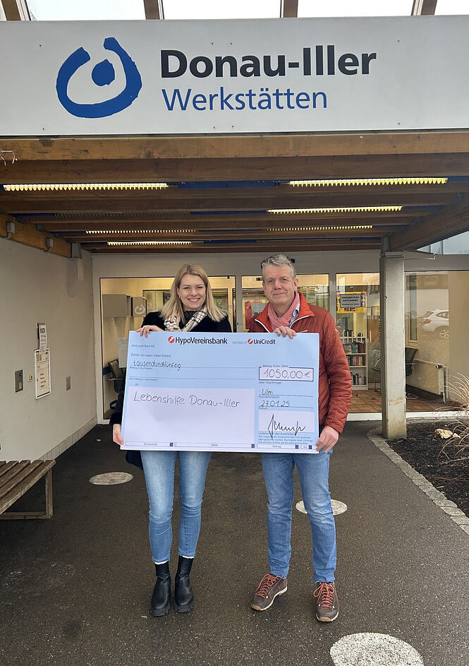 Sofia Luichtel (Axians Infoma) & Franz Störberl (Stv. Gesamtleitung Bereich Arbeit bei Lebenshilfe Donau-Iller) bei der Preisübergabe