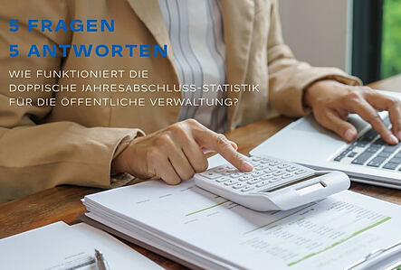Person arbeitet an Laptop und Taschenrechner – Symbolbild für digitale Jahresabschluss‑Statistik und kommunale Finanzberichterstattung.