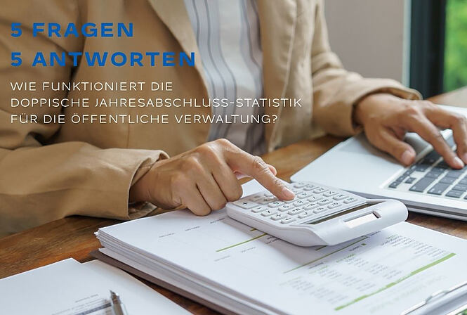 Person arbeitet an Laptop und Taschenrechner – Symbolbild für digitale Jahresabschluss‑Statistik und kommunale Finanzberichterstattung.