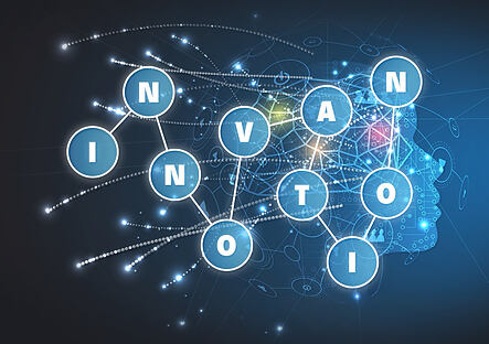 Abstrakter digitaler Kopf mit dem Schriftzug ‚Innovation‘ – steht für kreative Ideen und zukunftsweisende Lösungen im Rahmen des Innovationspreises