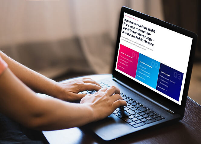 Person arbeitet am Laptop mit der smartverwalten Landing Page, Plattform für digitale Verwaltung, E-Government, Prozessdigitalisierung und Smart City im öffentlichen Sektor.