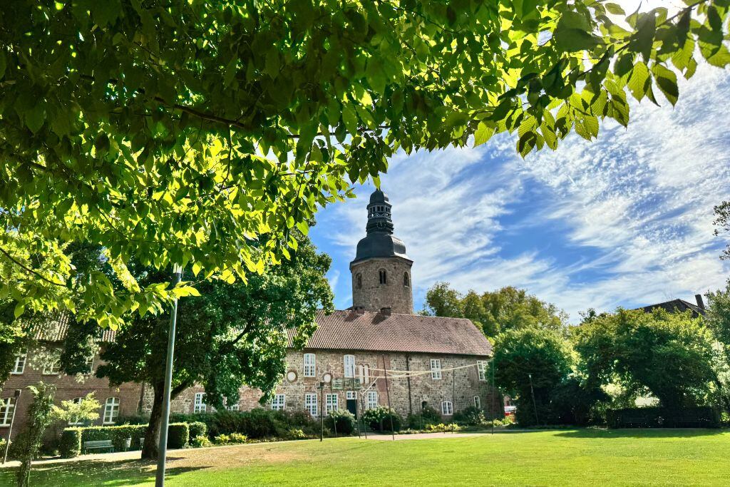 Das Museum Kloster Zeven als Wahrzeichen der Samtgemeinde Zeven. Die Kommune setzt auf das Fachverfahren „Kommunale Betriebe“ von Axians Infoma und löst damit bisherige Insellösungen ab.