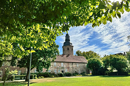 Das Museum Kloster Zeven als Wahrzeichen der Samtgemeinde Zeven. Die Kommune setzt auf das Fachverfahren „Kommunale Betriebe“ von Axians Infoma und löst damit bisherige Insellösungen ab.