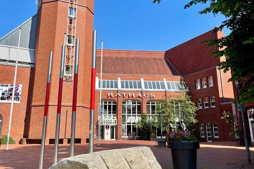Rathaus der Samtgemeinde Zeven in Niedersachsen. Die Verwaltung modernisiert ihre kommunalen Betriebsprozesse mit dem Fachverfahren „Kommunale Betriebe“ von Axians Infoma.