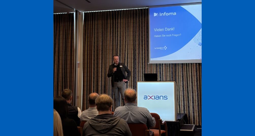 Experte präsentiert beim Infoma Anwendertreffen einen Fachvortrag zum Liegenschafts- und Gebäudemanagement. Auf der Bühne erläutert er aktuelle Entwicklungen, digitale Lösungen und praxisnahe Ansätze für die effiziente Verwaltung kommunaler Immobilien und Gebäude.