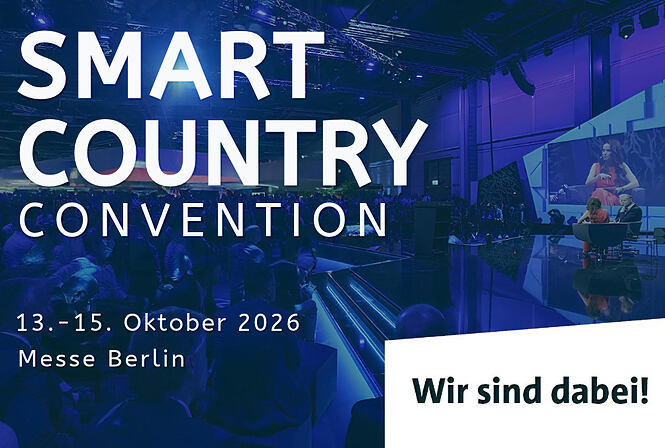 Expertinnen und Experten im Austausch auf einer Bühne der Smart Country Convention. Hinweis auf die Veranstaltung vom 13. bis 15. Oktober 2026 in Berlin, an der Axians Infoma teilnimmt.